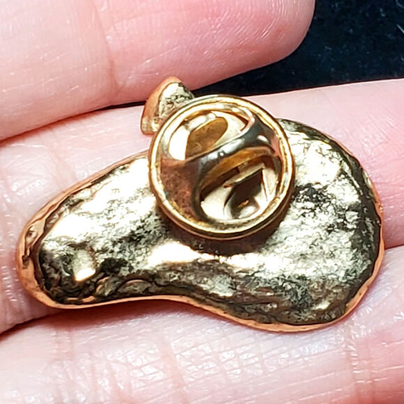 Enamel Golf Course Lapel Pin Gold Tone Back Unsigned 1/2" - Picture 3 of 4